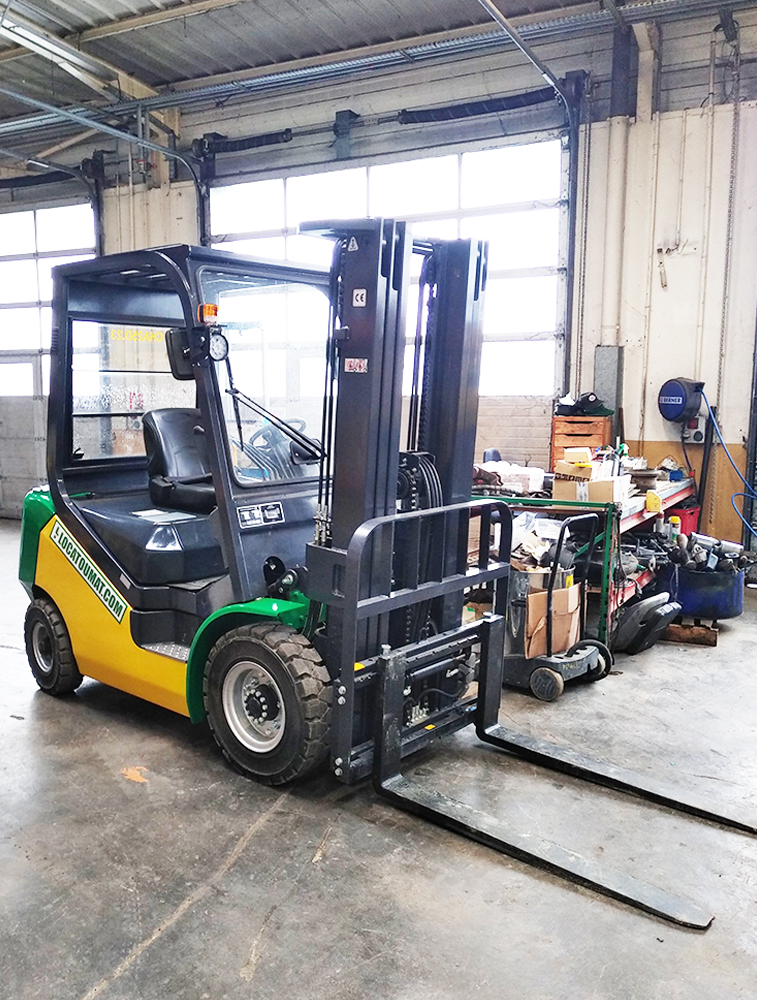 Industrial forklift truck 2T5